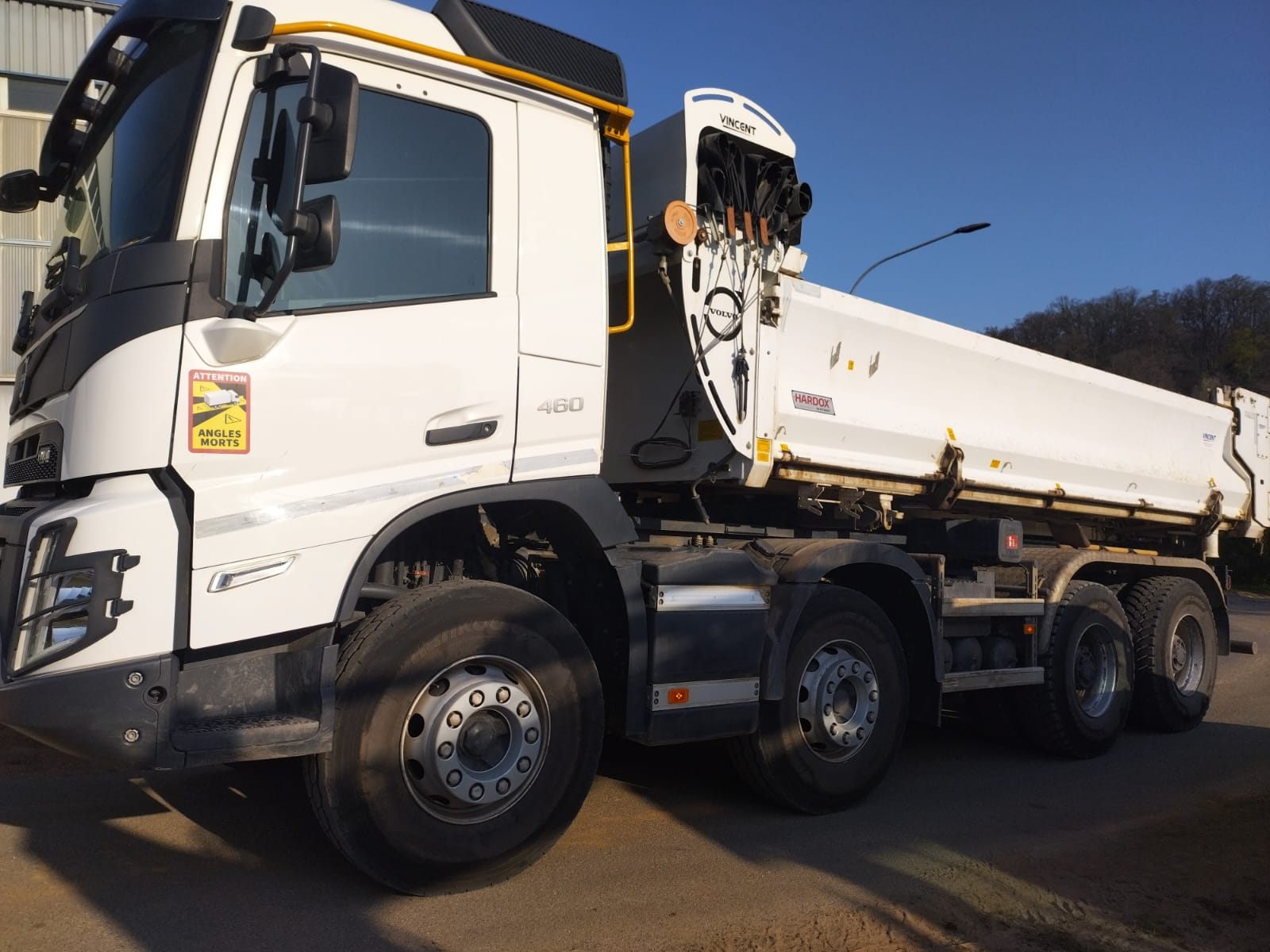 Camion benne Volvo 460 8x4